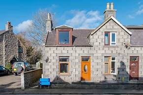 2 Bedroom Flat - Free Parking