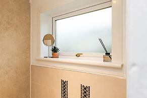 3 Bed House-free Parking-6beds