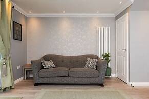 3 Bedroom House-private Parking
