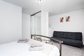 3 Bedroom House-private Parking