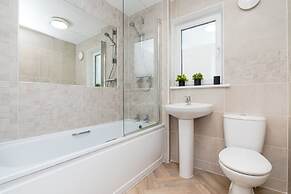 3 Bedroom House-private Parking