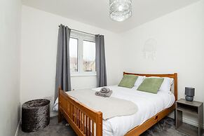 3 Bedroom House-private Parking