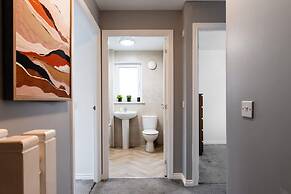3 Bedroom House-private Parking