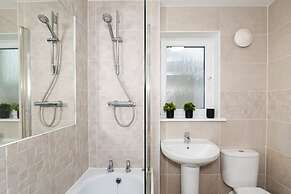 3 Bedroom House-private Parking