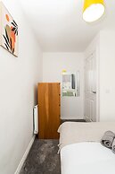 3 Bedroom House-private Parking