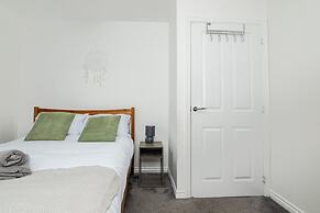 3 Bedroom House-private Parking