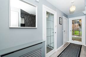 3 Bedroom House-private Parking