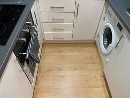 4 Guests - Free Parking - Easy Access to London