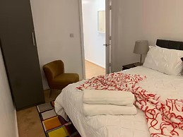 4 Guests - Free Parking - Easy Access to London