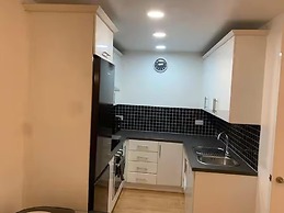 4 Guests - Free Parking - Easy Access to London