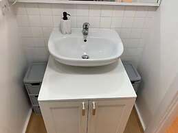 4 Guests - Free Parking - Easy Access to London