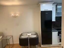 4 Guests - Free Parking - Easy Access to London
