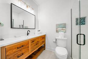 Beach House - 6th Street Retreat by PHG