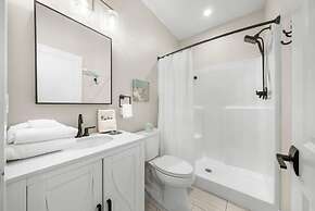 Beach House - 6th Street Retreat by PHG