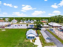 Beach House - 6th Street Retreat by PHG