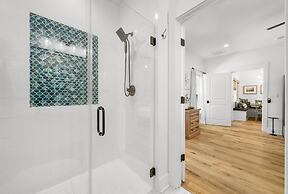 Beach House - 6th Street Retreat by PHG