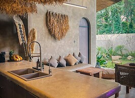 Villa with pool in an ecovillage Nido Fi