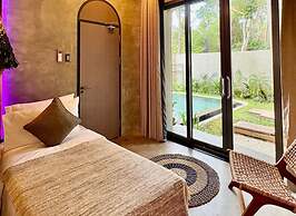 Villa with pool in an ecovillage Nido Fi