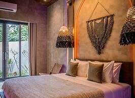 Villa with pool in an ecovillage Nido Fi