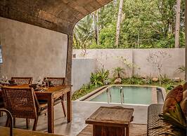 Villa with pool in an ecovillage Nido Fi