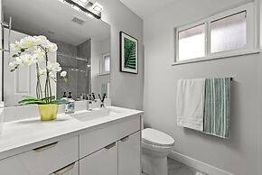 Vancouver Lake City Way Guesthouse