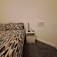 Cozy 2BR Home Pets Welcome Free Parking & Wifi
