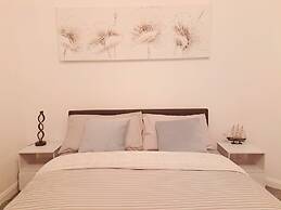 Cozy 2BR Home Pets Welcome Free Parking & Wifi