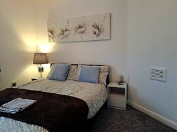 Cozy 2BR Home Pets Welcome Free Parking & Wifi
