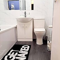 Cozy 2BR Home Pets Welcome Free Parking & Wifi