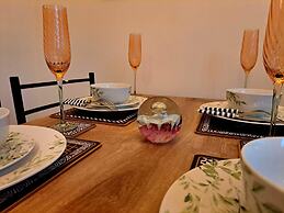 Cozy 2BR Home Pets Welcome Free Parking & Wifi