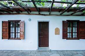 Secluded Cottage Guesthouse in the Mountains