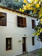 Secluded Cottage Guesthouse in the Mountains