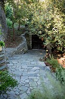 Secluded Cottage Guesthouse in the Mountains