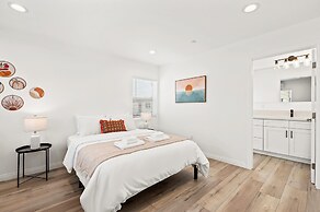 Modern Home Near Pasadena Garage Full Kitchen