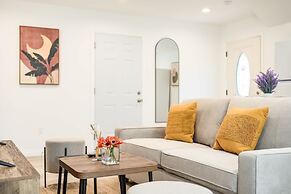 Modern Home Near Pasadena Garage Full Kitchen