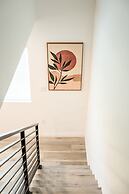 Modern Home Near Pasadena Garage Full Kitchen