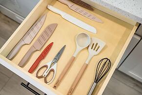 Modern Home Near Pasadena Garage Full Kitchen