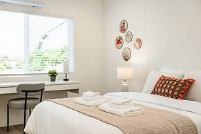 Modern Home Near Pasadena Garage Full Kitchen