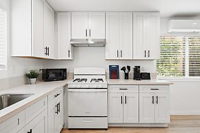 Modern Home Near Pasadena Garage Full Kitchen