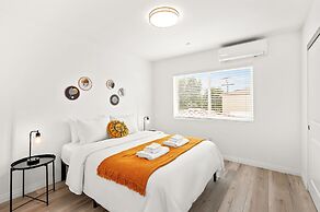 Modern Home Near Pasadena Garage Full Kitchen