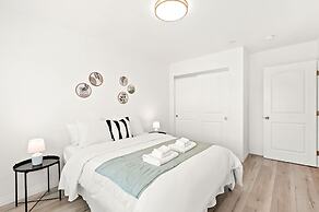 Modern Home Near Pasadena Garage Full Kitchen