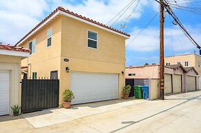 Modern Home Near Pasadena Garage Full Kitchen