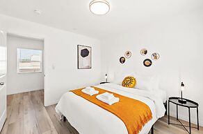 Modern Home Near Pasadena Garage Full Kitchen