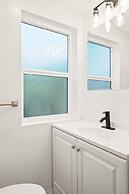 Modern Home Near Pasadena Garage Full Kitchen