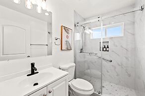 Modern Home Near Pasadena Garage Full Kitchen