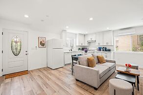 Modern Home Near Pasadena Garage Full Kitchen