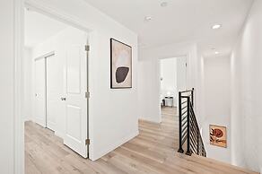 Modern Home Near Pasadena Garage Full Kitchen