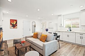 Modern Home Near Pasadena Garage Full Kitchen