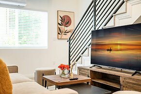 Modern Home Near Pasadena Garage Full Kitchen