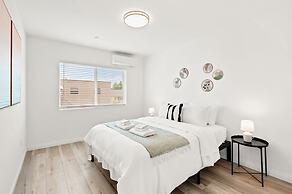 Modern Home Near Pasadena Garage Full Kitchen